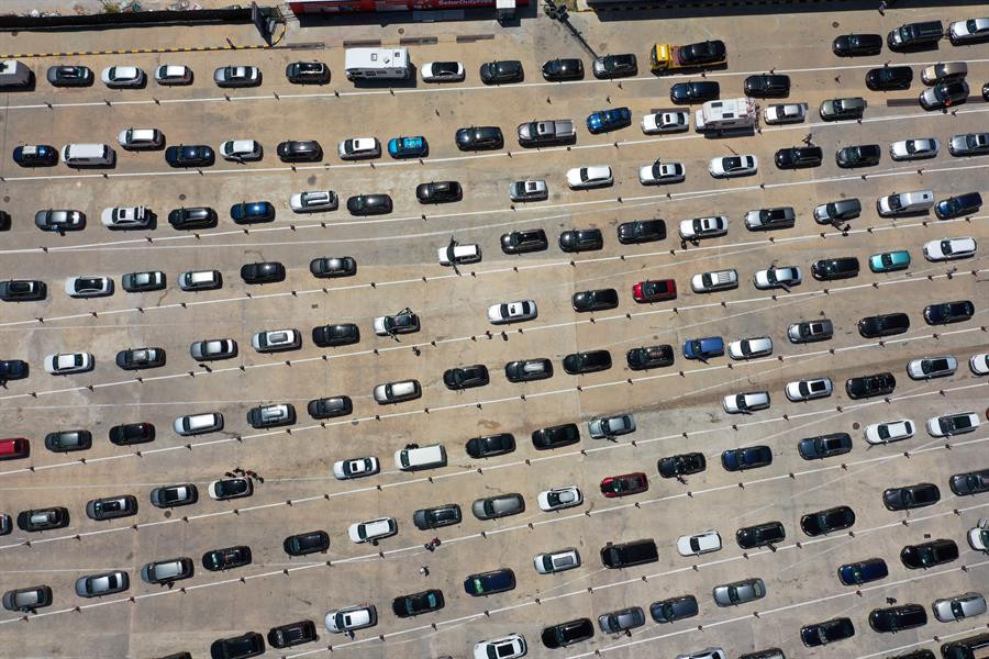 Araç kuyruğunun ucu bucağı görünmüyor... Gurbetçiler akın akın geliyor