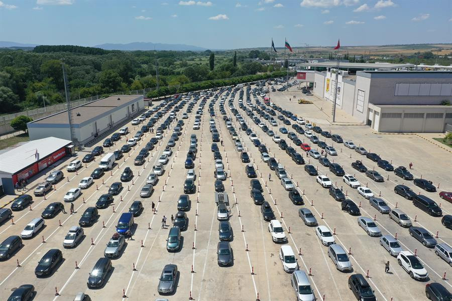 Araç kuyruğunun ucu bucağı görünmüyor... Gurbetçiler akın akın geliyor