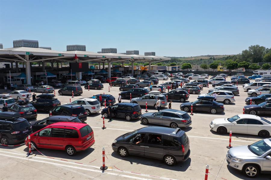 Araç kuyruğunun ucu bucağı görünmüyor... Gurbetçiler akın akın geliyor