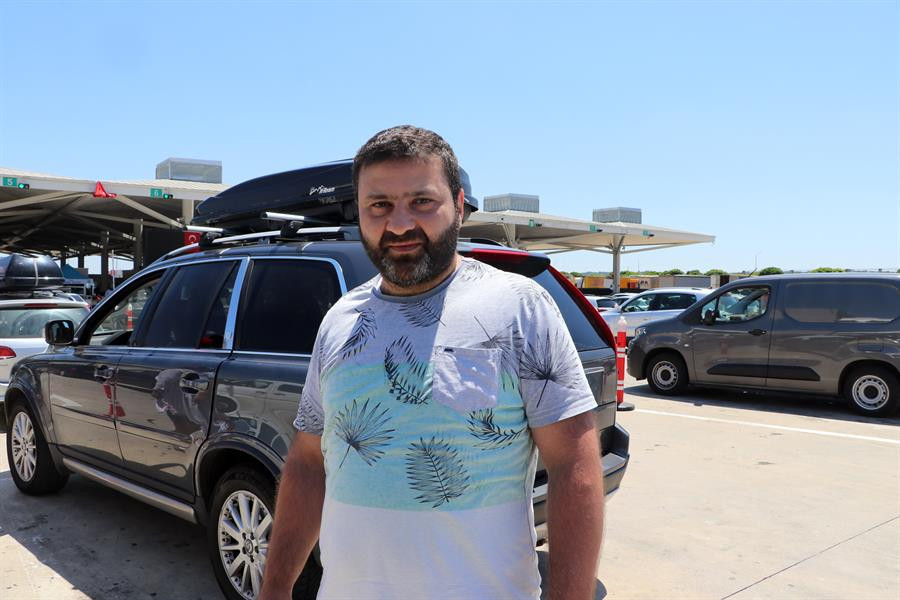 Araç kuyruğunun ucu bucağı görünmüyor... Gurbetçiler akın akın geliyor