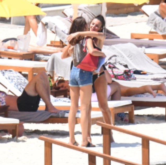 Hande Doğandemirin tatil keyfi Dalgalarla dans...