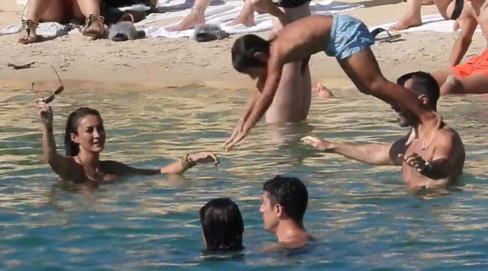 Hande Doğandemirin tatil keyfi Dalgalarla dans...