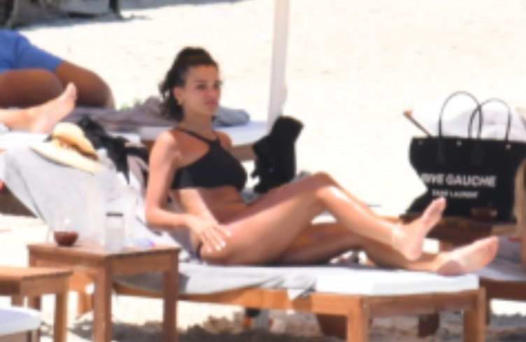 Oyuncu arkadaşlar sahilde buluştu