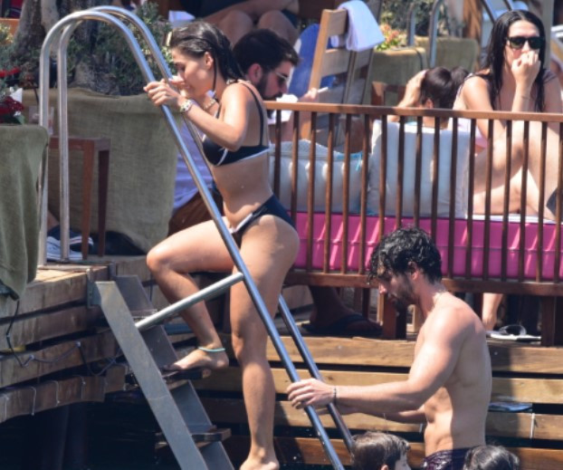 Hande Doğandemirin tatil keyfi Dalgalarla dans...