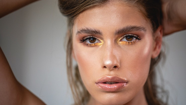 Renkleri öne çıkarmak için baz olarak beyaz bir göz kalemi kullanın