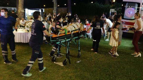 Antalyada kır düğününde ağaç devrildi