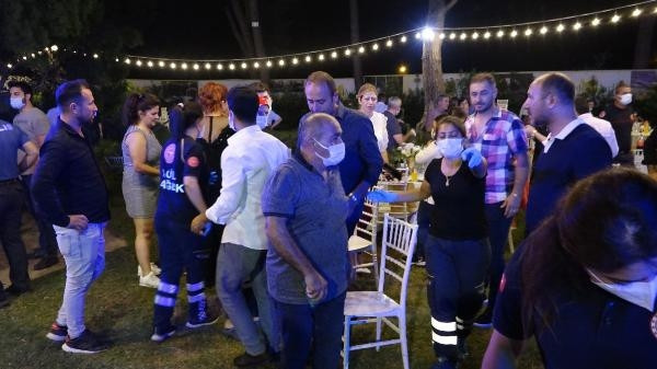 Antalyada kır düğününde ağaç devrildi