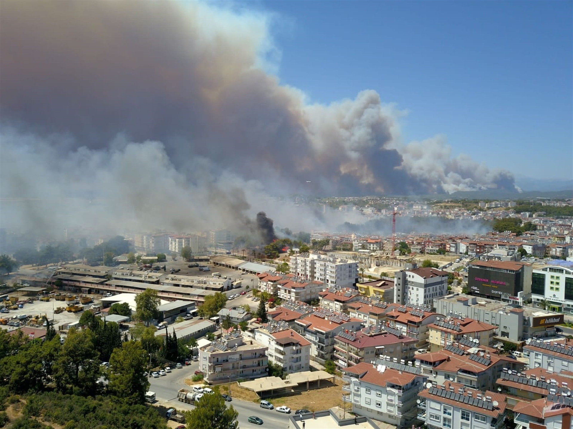 Son dakika haberi... Manavgatta tarihin en büyük yangını Yangının dehşeti bu karelerde...
