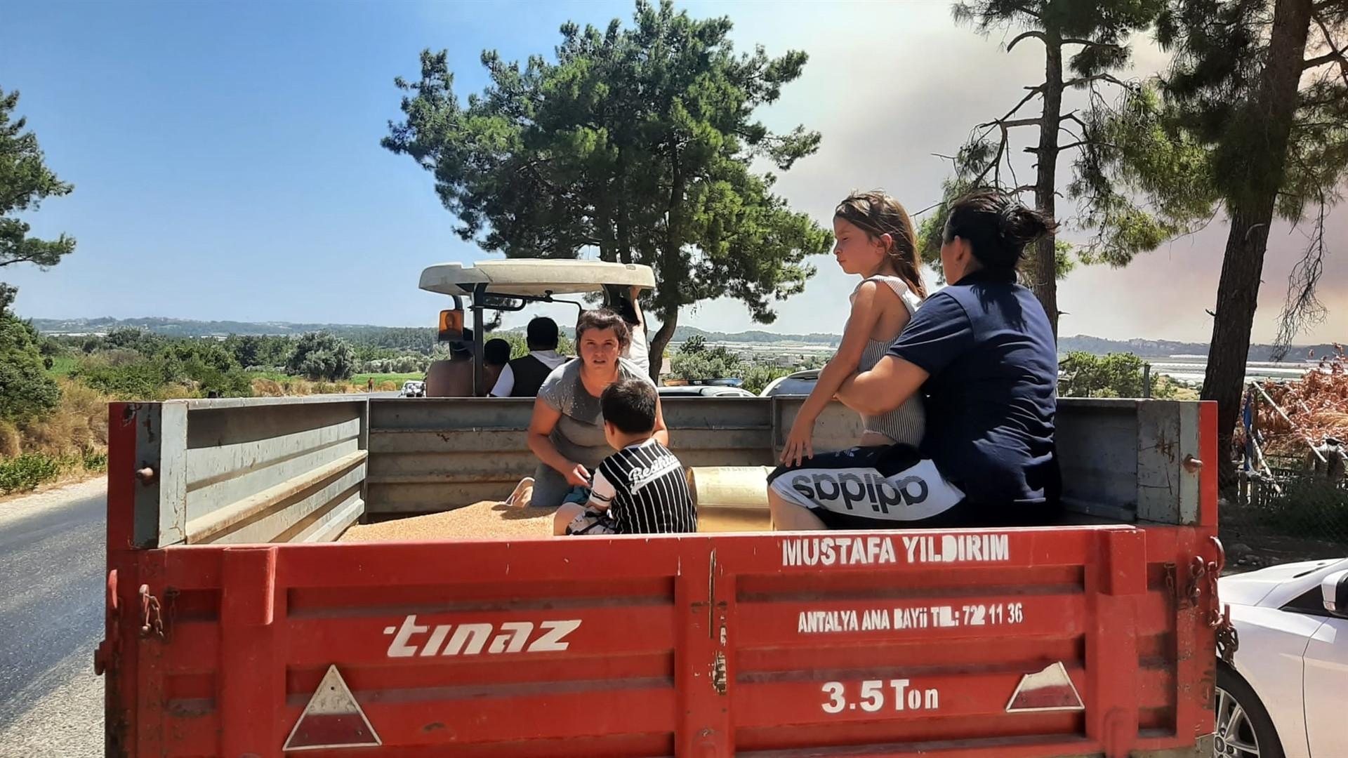 Son dakika haberi... Manavgatta tarihin en büyük yangını Yangının dehşeti bu karelerde...