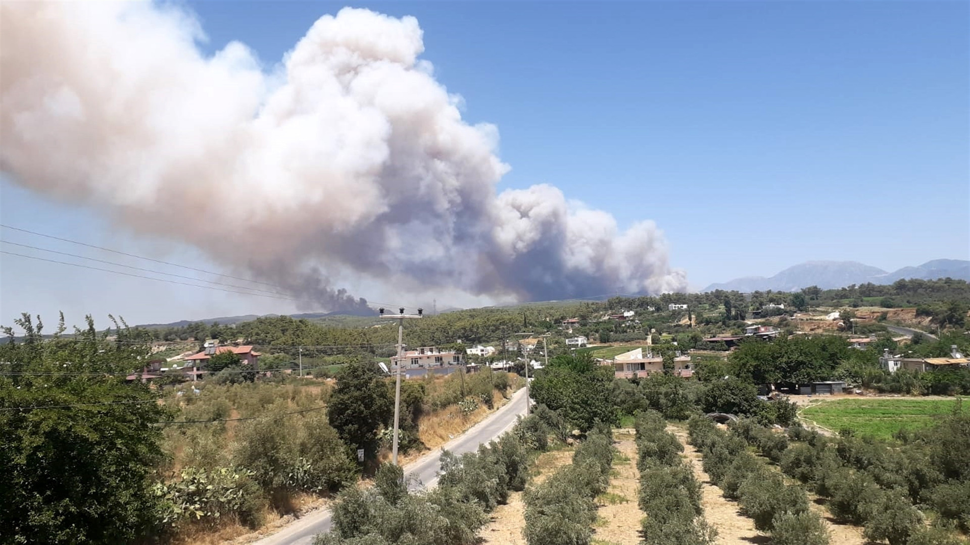 Son dakika haberi... Manavgatta tarihin en büyük yangını Yangının dehşeti bu karelerde...