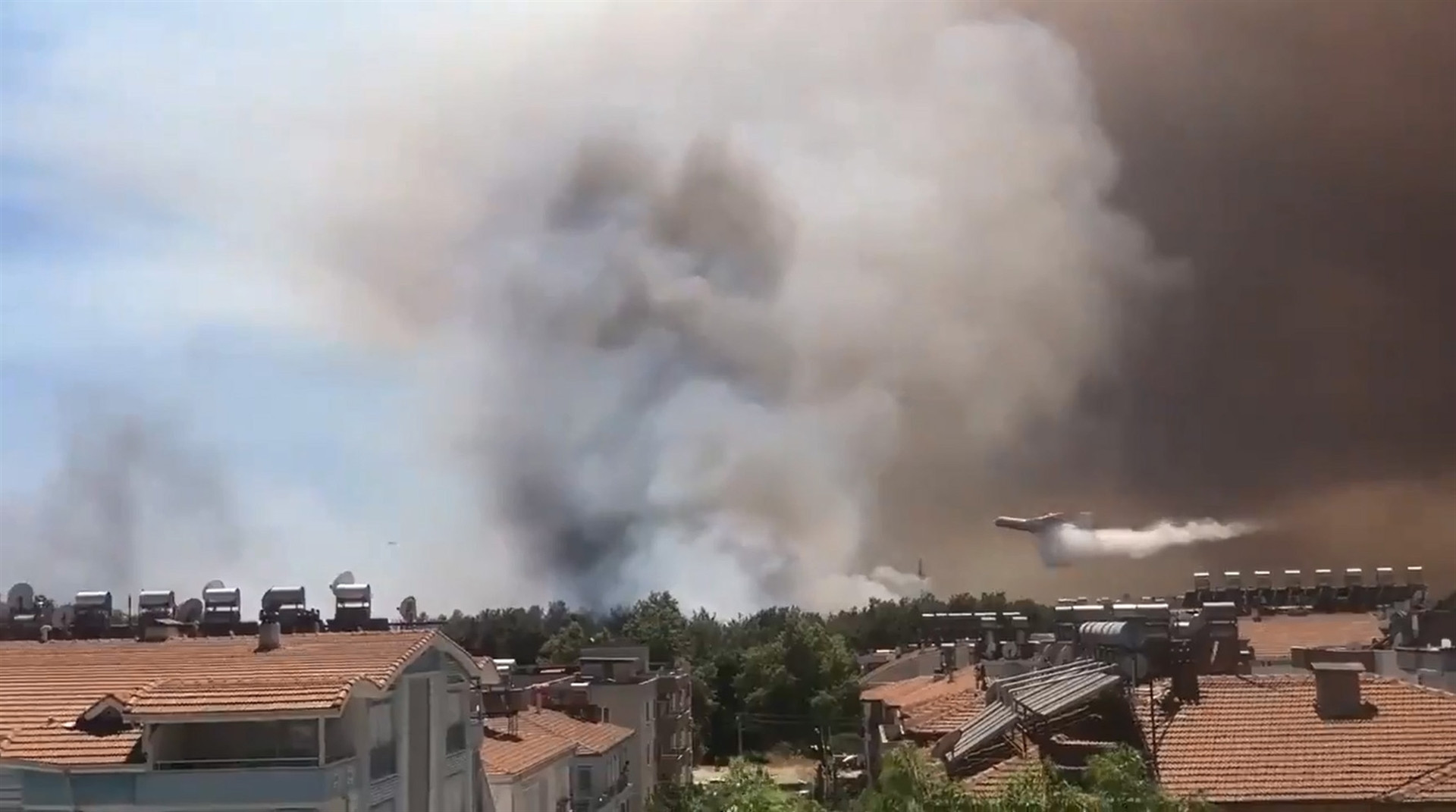 Son dakika haberi... Manavgatta tarihin en büyük yangını Yangının dehşeti bu karelerde...