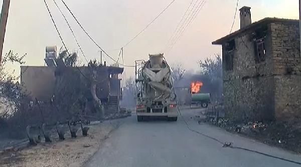 Son dakika haberi... Manavgatta tarihin en büyük yangını Yangının dehşeti bu karelerde...