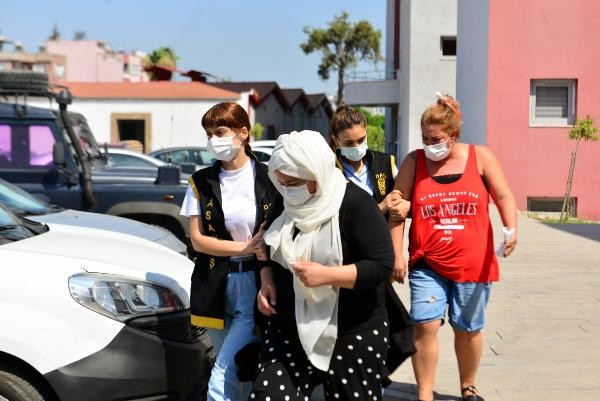 3 kadın TVde gördükleri yöntemle ev soydu; kent kart seri numarasından yakalandılar
