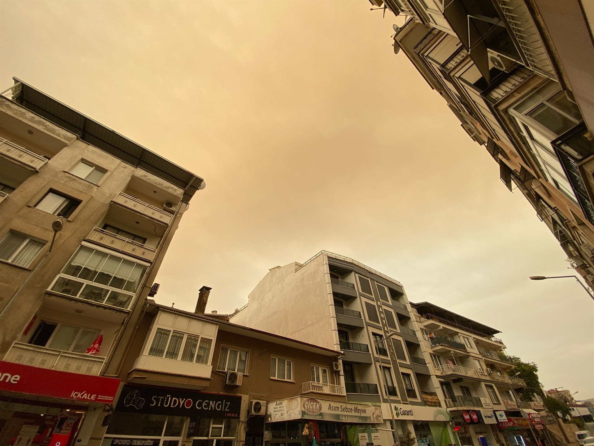 İzmirliler turuncu gökyüzüne uyandı