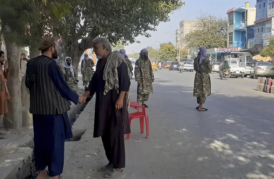 Talibanın Afganistandaki ilerleyişi sürüyor: Bir kenti daha ele geçirdiler