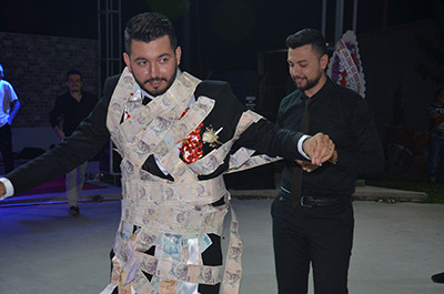 Damada 60 metre uzunluğunda 5 liralık banknotlar taktılar