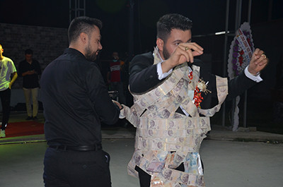 Damada 60 metre uzunluğunda 5 liralık banknotlar taktılar