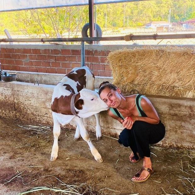Ünlü oyuncu iki çocuğunu da alıp İstanbulu terk etti... Endonezyada yeni hayat
