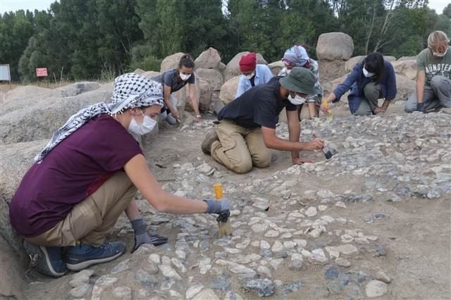 Uşaklı Höyükte 3 bin 500 yıllık mozaik bulundu
