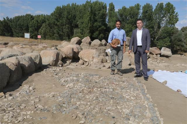 Uşaklı Höyükte 3 bin 500 yıllık mozaik bulundu