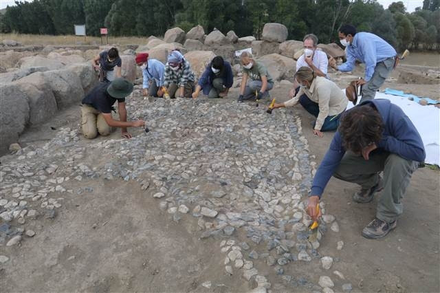 Uşaklı Höyükte 3 bin 500 yıllık mozaik bulundu