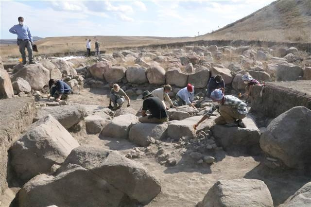 Uşaklı Höyükte 3 bin 500 yıllık mozaik bulundu