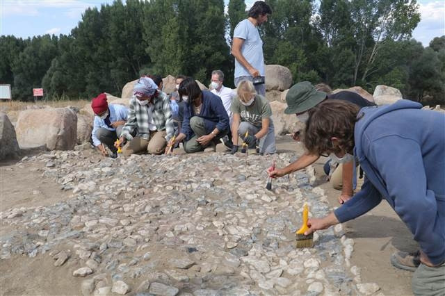 Uşaklı Höyükte 3 bin 500 yıllık mozaik bulundu