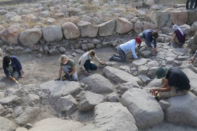 Uşaklı Höyükte 3 bin 500 yıllık mozaik bulundu