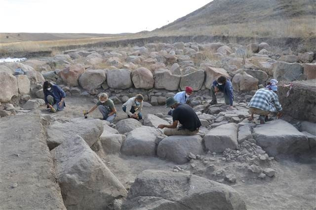Uşaklı Höyükte 3 bin 500 yıllık mozaik bulundu
