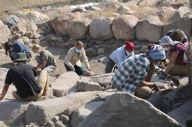Uşaklı Höyükte 3 bin 500 yıllık mozaik bulundu
