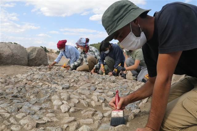 Uşaklı Höyükte 3 bin 500 yıllık mozaik bulundu