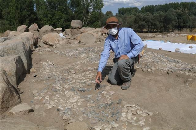 Uşaklı Höyükte 3 bin 500 yıllık mozaik bulundu