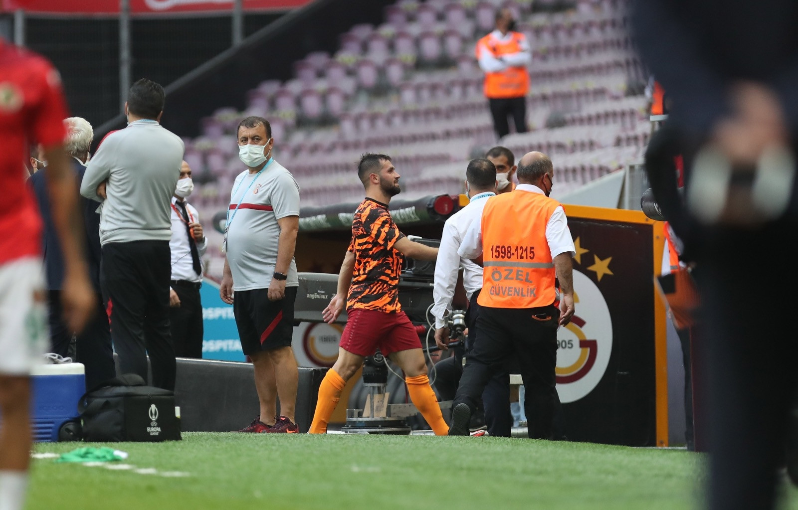 Galatasaray taraftarı ıslıkladı, Ömer Bayram içeri girdi