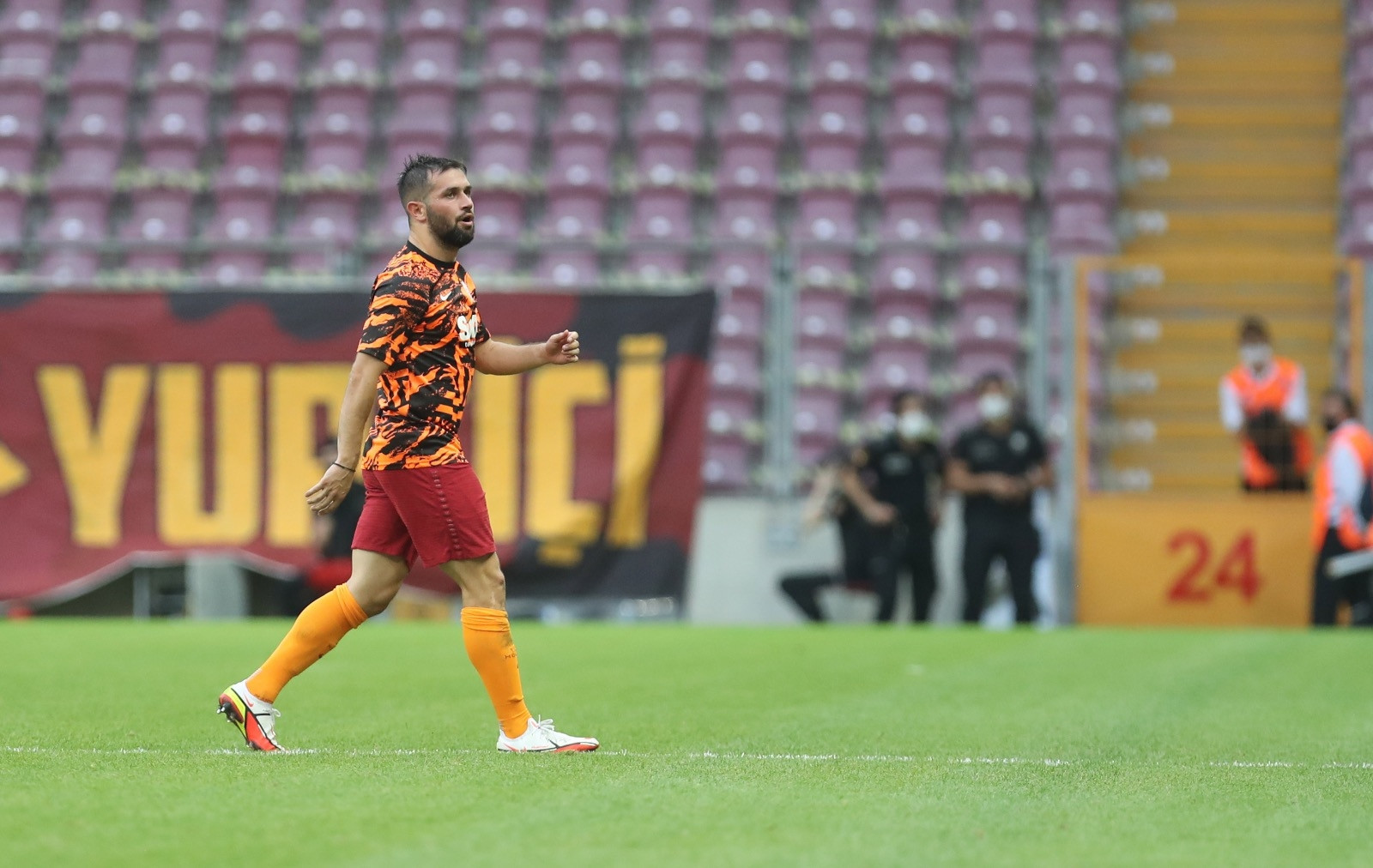 Galatasaray taraftarı ıslıkladı, Ömer Bayram içeri girdi