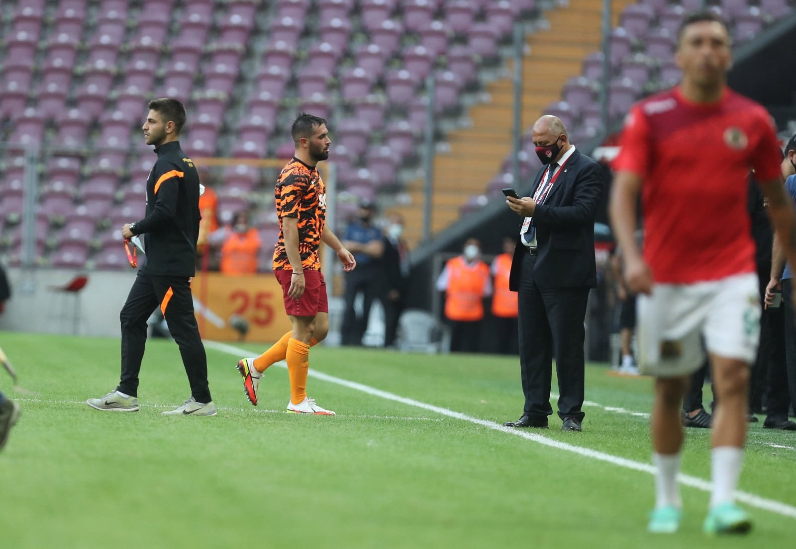 Galatasaray taraftarı ıslıkladı, Ömer Bayram içeri girdi