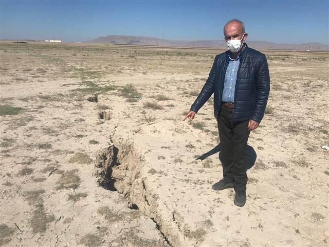 Konya Ovasındaki yüzey yarıkları yerleşim yerlerine ulaştı