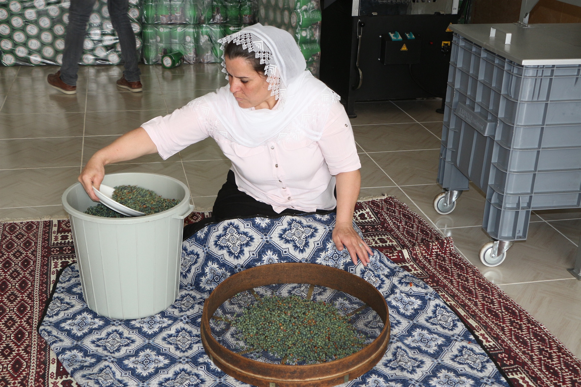 BEN ÜRETİYORUM, EŞİM PAZARLAMASINI YAPIYOR