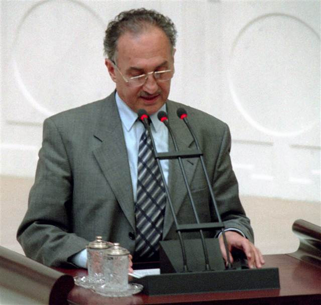 Milli Görüş siyasetinin önde gelen isimlerinden Oğuzhan Asiltürk hayatını kaybetti