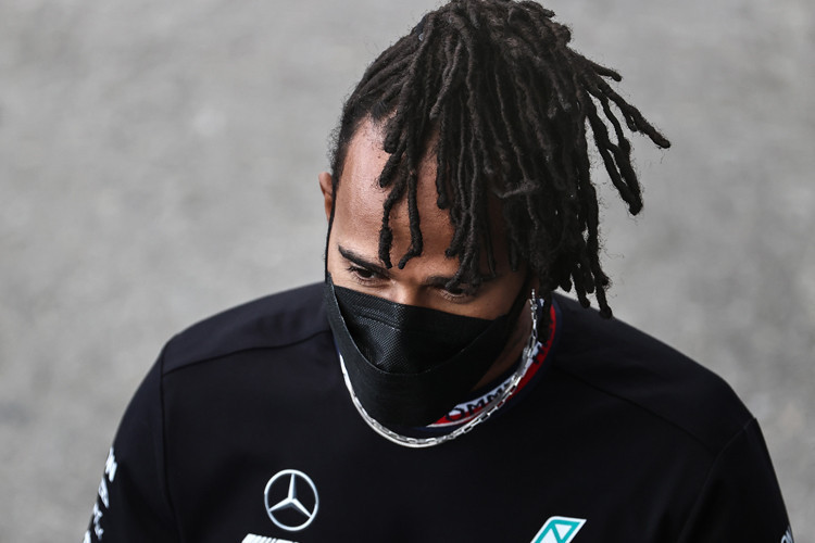 Formula 1in ünlü pilotu Lewis Hamilton İstanbul tarzıyla dikkatleri üzerine çekti Pazar öncesi kritik ihtimal...