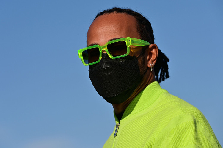 Formula 1in ünlü pilotu Lewis Hamilton İstanbul tarzıyla dikkatleri üzerine çekti Pazar öncesi kritik ihtimal...