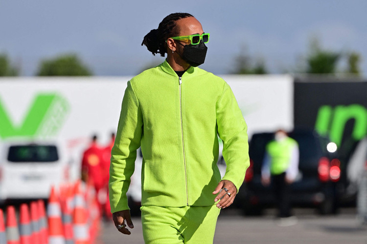 Formula 1in ünlü pilotu Lewis Hamilton İstanbul tarzıyla dikkatleri üzerine çekti Pazar öncesi kritik ihtimal...