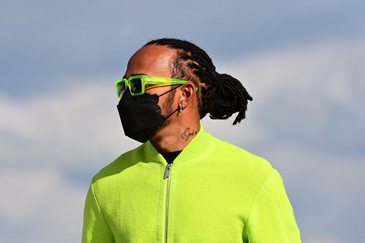 Formula 1in ünlü pilotu Lewis Hamilton İstanbul tarzıyla dikkatleri üzerine çekti Pazar öncesi kritik ihtimal...