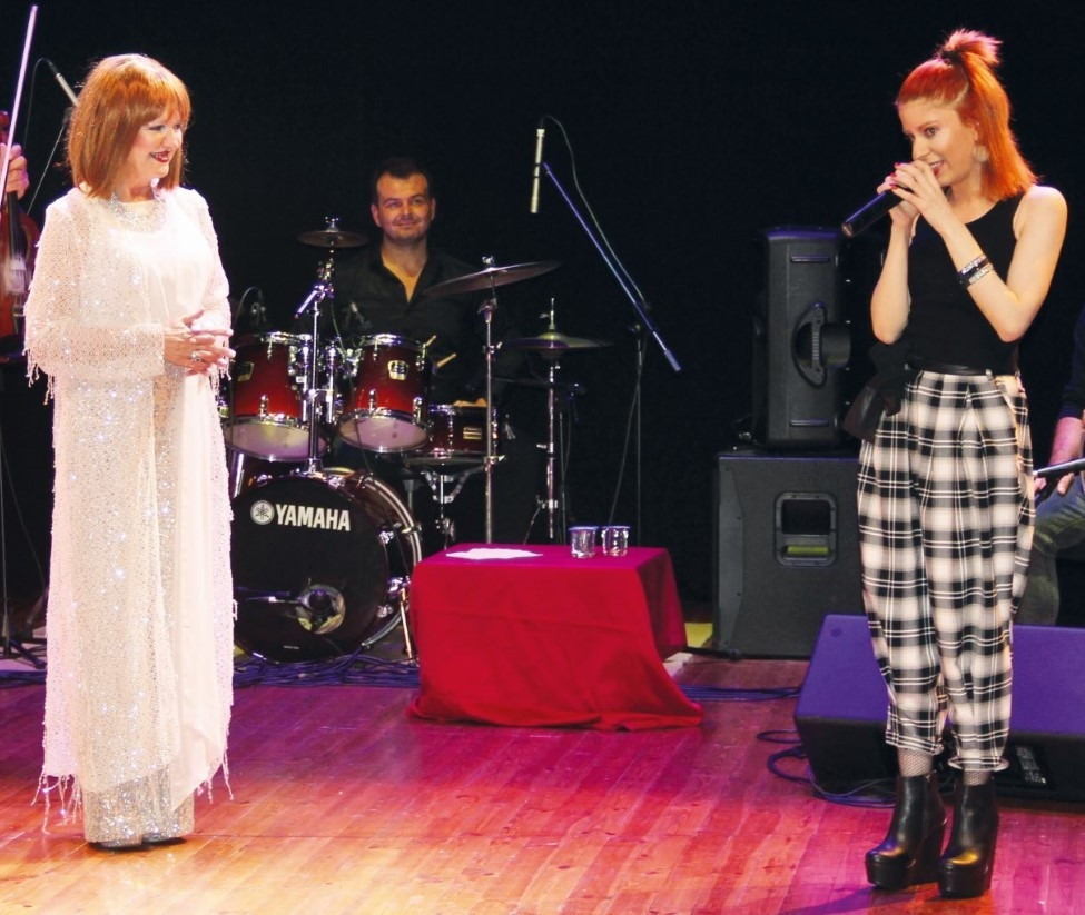 Gülden Karaböcek kızıyla sahnede