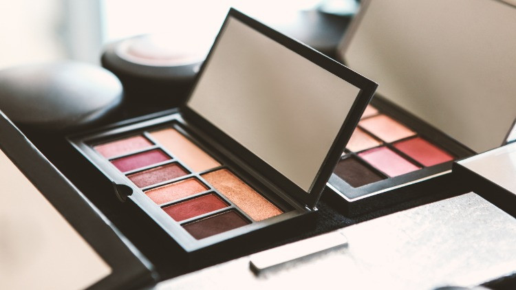 Buğulu Göz Makyajı İçin İhtiyacınız Olan Malzemeler