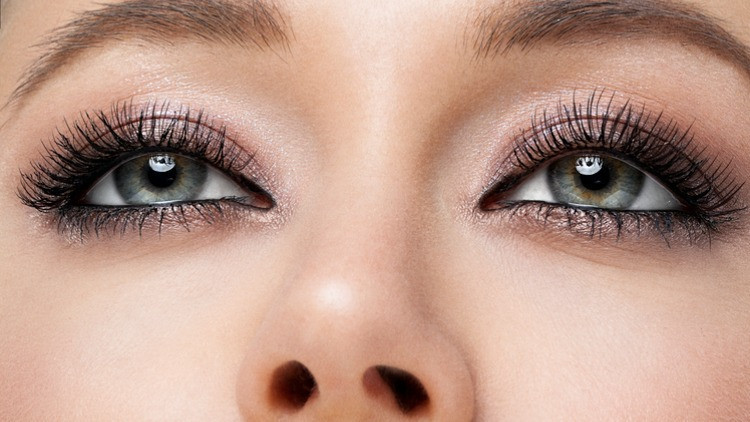 6. Makyajınızın kalanını uygulayın ve ardından maskaraya geri dönün.