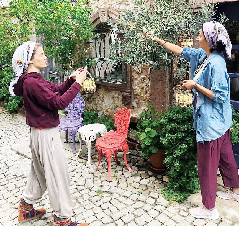 Ünlü oyuncu iki çocuğunu da alıp İstanbulu terk etti... Endonezyada yeni hayat