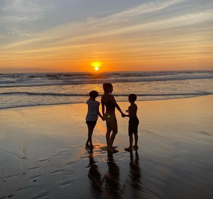 Ünlü oyuncu iki çocuğunu da alıp İstanbulu terk etti... Endonezyada yeni hayat