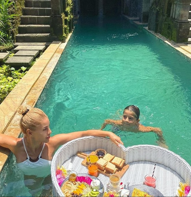 Ünlü oyuncu iki çocuğunu da alıp İstanbulu terk etti... Endonezyada yeni hayat