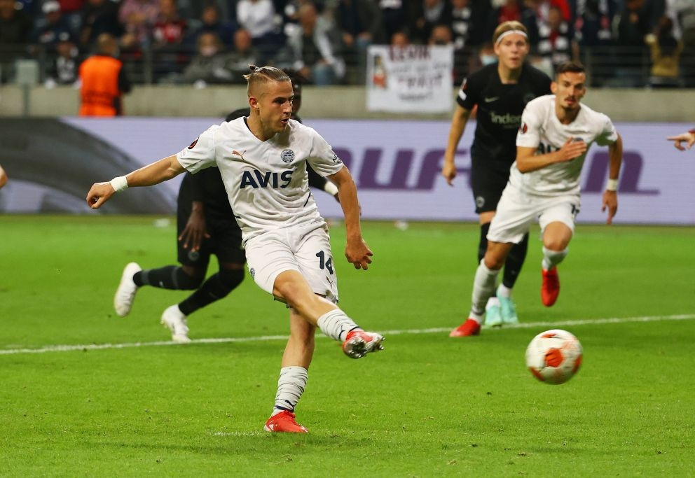 FRANKFURT DEPLASMANINDA KAÇAN PENALTI...