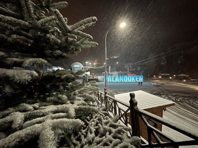 Son dakika... Meteoroloji uyarmıştı Kar yağışı etkili oldu: Her yer beyaza büründü Son dakika... Meteoroloji uyarmıştı Kar yağışı etkili oldu: Her yer beyaza büründü